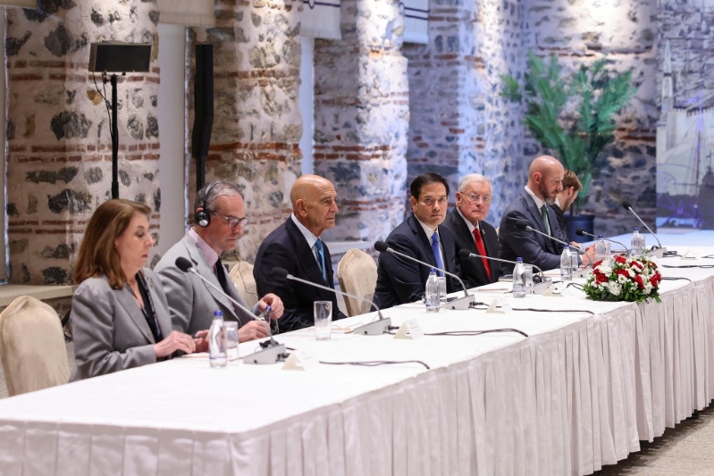 美国驻土耳其大使巴拉克（Tom Barrack）、美国国务卿鲁比奥（Marco Rubio）和美国特使凯洛格（Keith Kellogg）出席会谈。