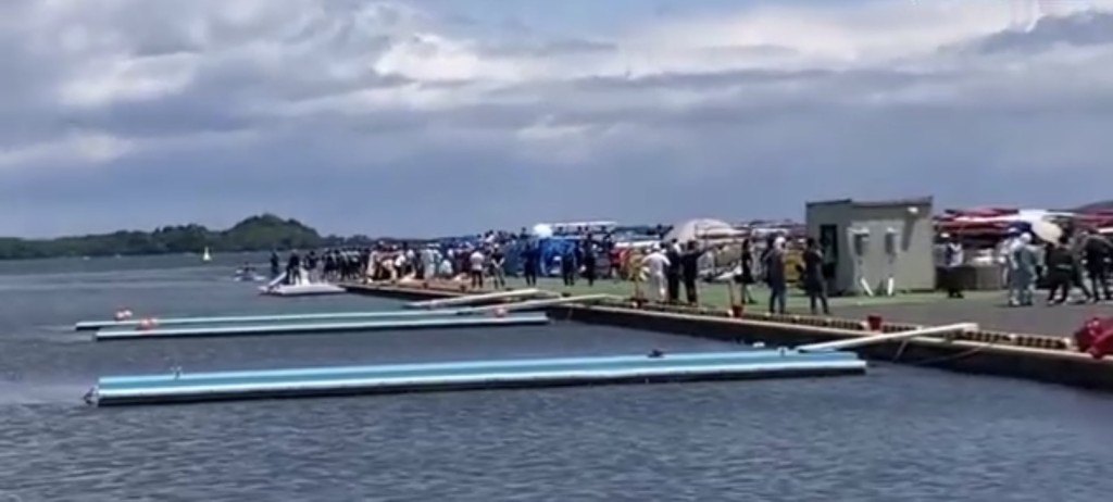 岸上救援人员聚集。 岸上救援人员聚集。