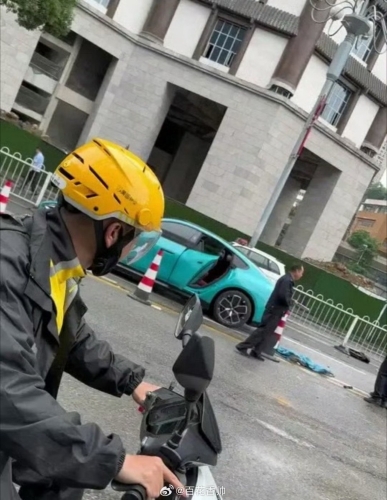 肇事现车有人倒下。 微博@韩东言 肇事现车有人倒下。 微博@韩东言