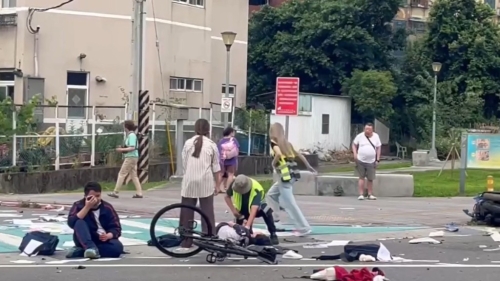 新北三峡车祸，75岁翁驶车暴冲人群，10多人受伤4命危。1