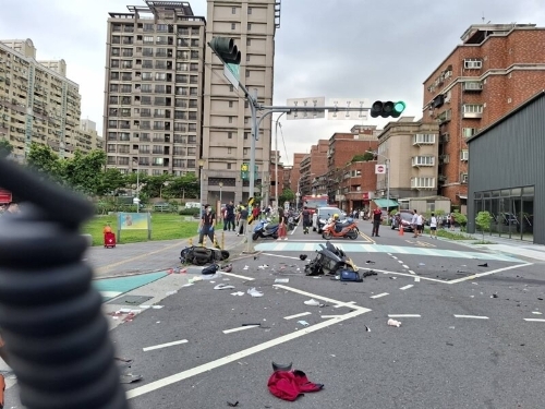 新北三峡车祸，75岁翁驶车暴冲人群，10多人受伤4命危。