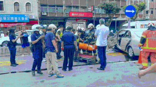 七旬司机冲撞路人后，撞击中央分隔岛受困车上，被警消救上。 中时