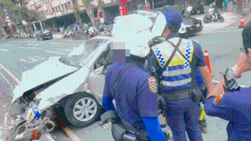 七旬司机冲撞路人后，撞击中央分隔岛受困车上。 中时