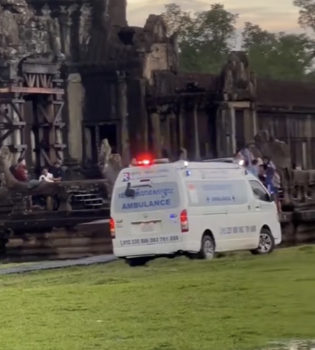 网传影片显示救护车抵达吴哥窟。 facebook 、 Marisa Elina
