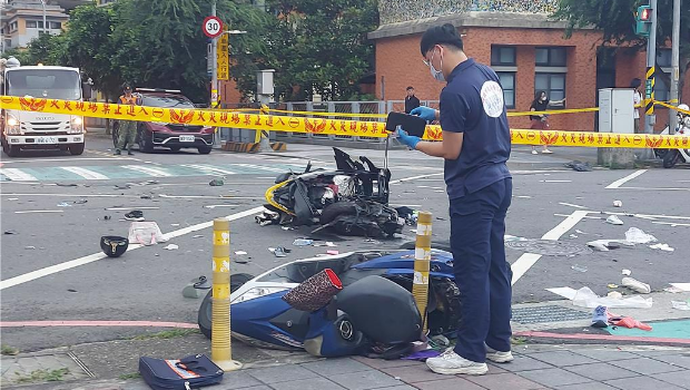 78岁老翁余文正19日下午4点多开着自小客,高速闯红灯,撞上正在放学过马路的学生与接送家长,酿3死12伤。 78岁老翁余文正19日下午4点多开着自小客,高速闯红灯,撞上正在放学过马路的学生与接送家长,酿3死12伤。