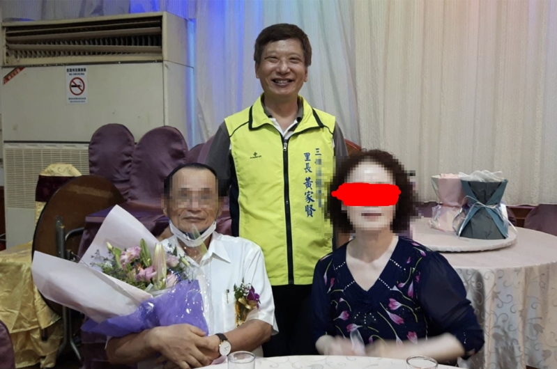 离谱肇事者余姓老翁(下排左)遭愤怒乡民肉搜,起底正脸照。 离谱肇事者余姓老翁(下排左)遭愤怒乡民肉搜,起底正脸照。