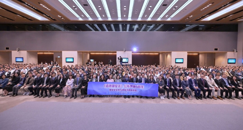 香港國安法》公布實施5周年國家安全教育地區導師座談會於五月十五日舉行。圖示(前排位置左十三起)民政事務總署署長杜潔麗、民政及青年事務局(民青局)常任秘書長林雪麗、民青局局長麥美娟、律政司副司長張國鈞博士、保安局副局長卓孝業、民青局副局長梁宏正,與地區導師在座談會合照。