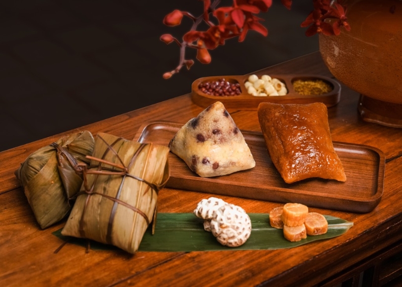 Lung_King_Heen_Glutinous_Rice_Dumpling_with_1_Conpoy_Pork_Belly_Salted_Egg_Yolk_2_Pineapple_and_Osmanthus_1_ Lung_King_Heen_Glutinous_Rice_Dumpling_with_1_Conpoy_Pork_Belly_Salted_Egg_Yolk_2_Pineapple_and_Osmanthus_1_