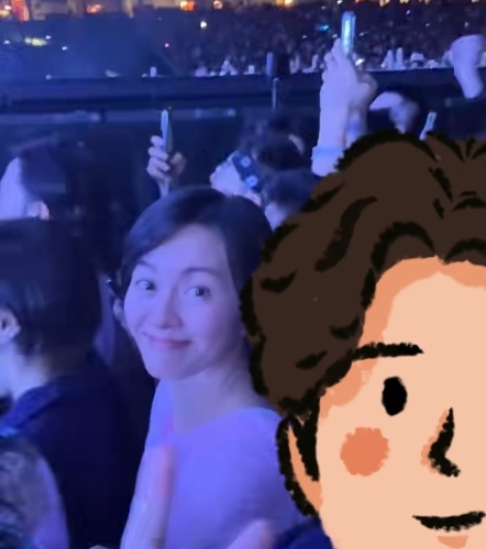 梁咏琪与老公一起看Lady Gaga新加坡演唱会。