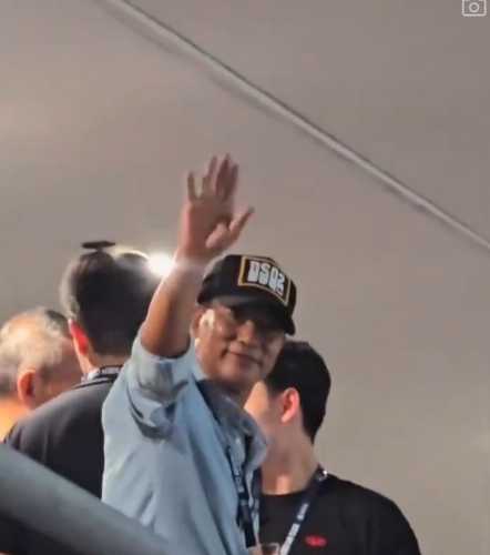 任达华疑似在VIP包厢欣赏Lady Gaga演出。