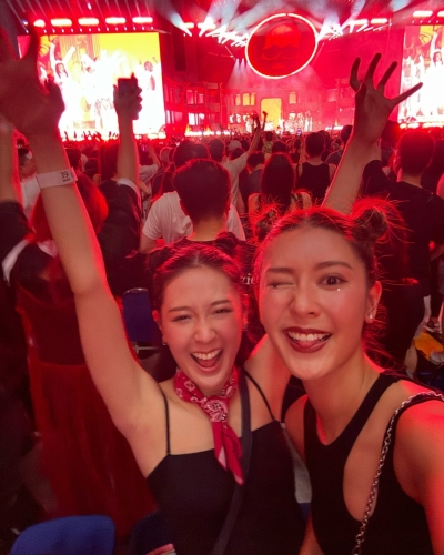 余香凝、余洁滢两姊妹一起追星。