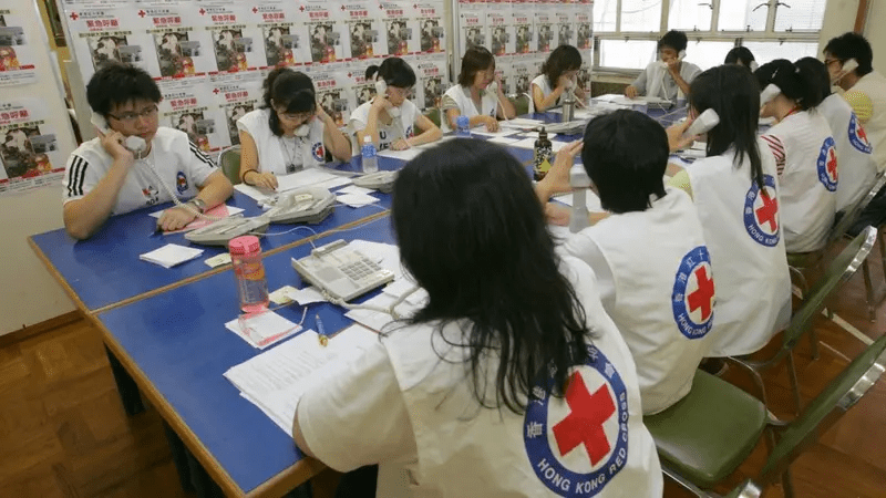 Terry于2008年时,曾参与支援汶川地震赈灾服务的工作,负责协助接听公众来电。(香港红十字会提供) Terry于2008年时,曾参与支援汶川地震赈灾服务的工作,负责协助接听公众来电。(香港红十字会提供)