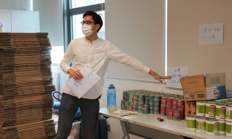 多年来,Terry走遍香港各区支援有需要人士,不论是火灾、大停电、暴雨等,总会看到他的身影。(香港红十字会提供) 多年来,Terry走遍香港各区支援有需要人士,不论是火灾、大停电、暴雨等,总会看到他的身影。(香港红十字会提供)