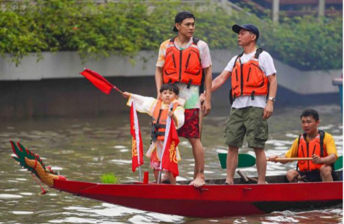 广州猎德“龙船采青” 老青少齐上阵 广州猎德“龙船采青” 老青少齐上阵