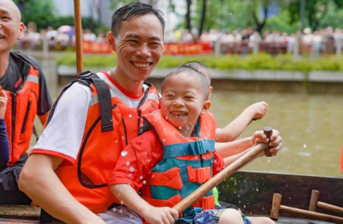 广州猎德“龙船采青”老青少齐上阵 广州猎德“龙船采青”老青少齐上阵