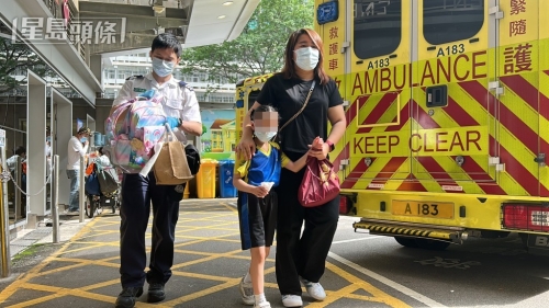 受伤学童由救护车送院。