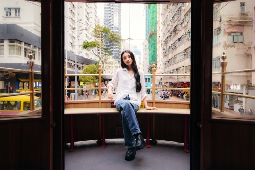 光希登上敞篷电车上层,感受沿途热闹城市氛围。旅发局图片 光希登上敞篷电车上层,感受沿途热闹城市氛围。旅发局图片