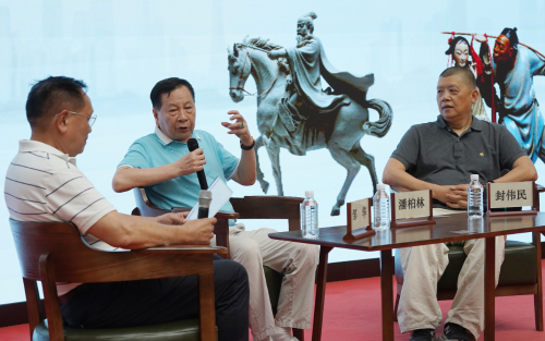 潘柏林(中)、封伟民(右)对谈现场。 潘柏林(中)、封伟民(右)对谈现场。