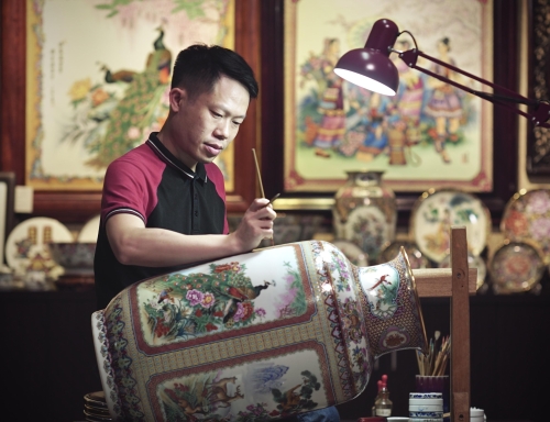 周承杰在进行广彩创作 周承杰在进行广彩创作