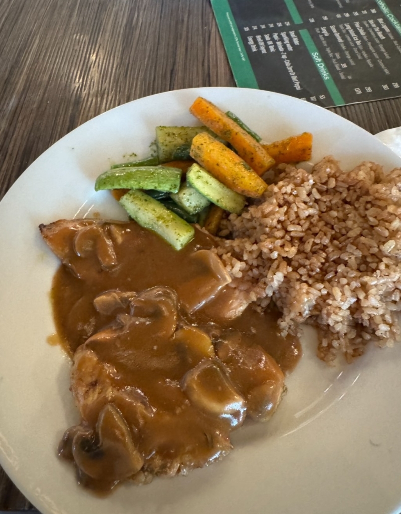 Day1落地食“香港茶记式嘅鸡胸饭” 。