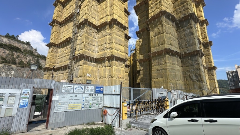 观塘安达臣道首置盘地盘，由长实在2020年5月以49.5亿元投得，每平方呎楼面呎价4,546元。