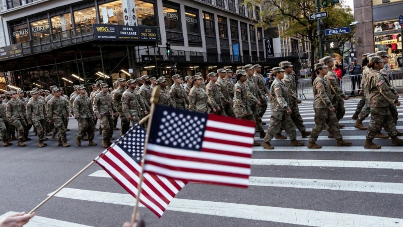 2024年纽约退伍军人节游行,美国陆军成员列队行进。 2024年纽约退伍军人节游行,美国陆军成员列队行进。