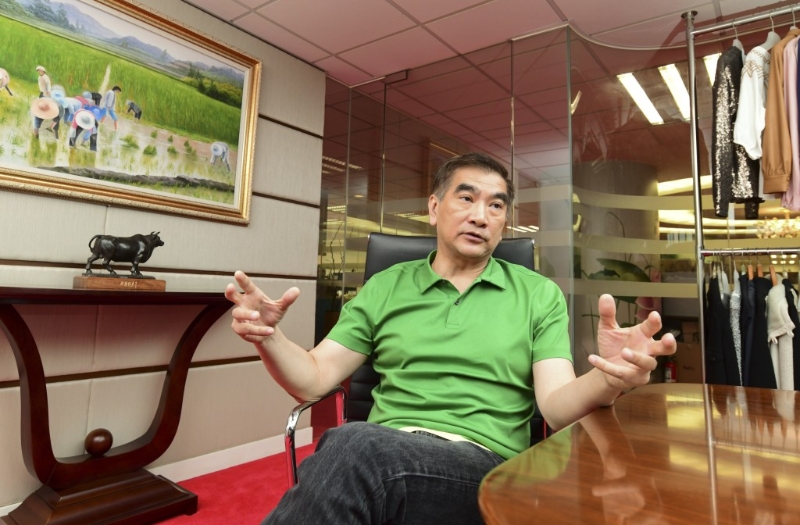 钟国斌指“如东南亚等地因美国收重税,无法出口库存,便要降价转售其他地区,香港或可买到便宜货物”。 资料图片 钟国斌指“如东南亚等地因美国收重税,无法出口库存,便要降价转售其他地区,香港或可买到便宜货物”。 资料图片