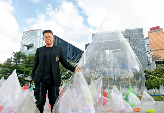 马兴文与其著名创作“小龙马”及“水滴” 。 马兴文与其著名创作“小龙马”及“水滴” 。