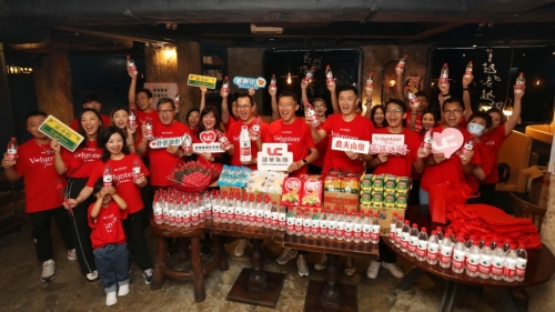 建华集团组义工团于母亲节11号当天到访银杏馆油麻地分店派饭派福袋，为长者及基层送暖。