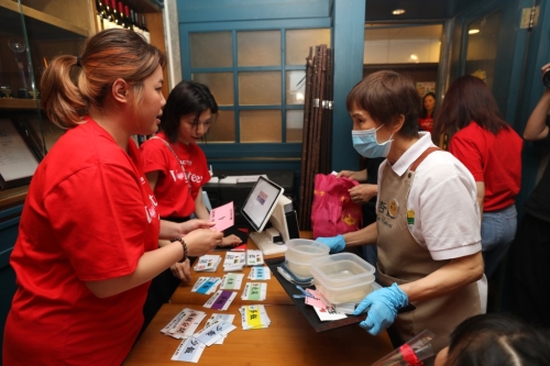 72岁女员工阿当（右），便由领饭的饭友变成银杏馆长者员工。