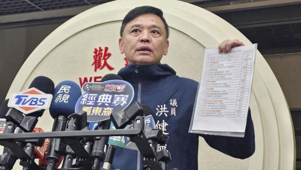 他报告说“莱昌与小组举行了一次会议”，并说