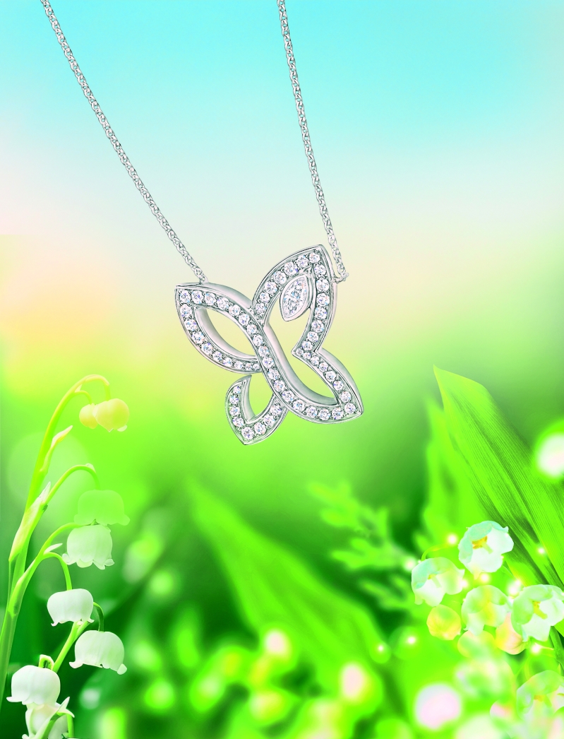 Infinite Lily Cluster铂金钻石吊坠象征改变、转化和无限可能，四瓣线条打造出蝴蝶翩翩飞舞的曼妙姿态。