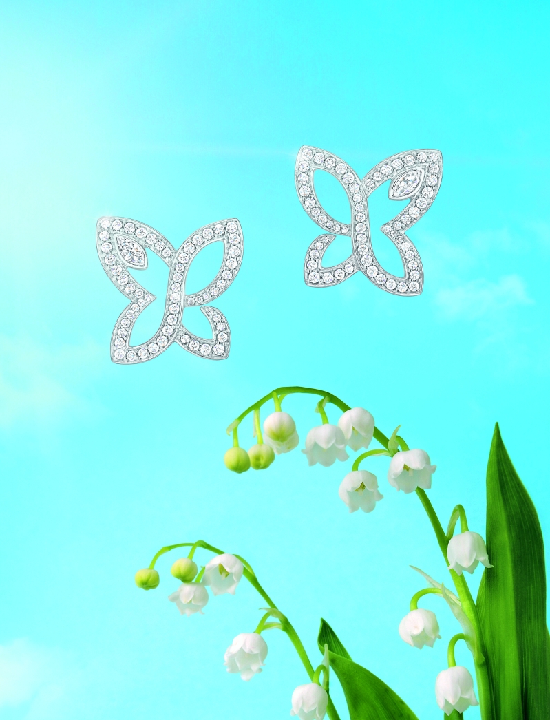 Infinite Lily Cluster铂金钻石耳环，由两颗马眼形切工钻石配搭112颗圆形明亮式切工钻石打造而成。