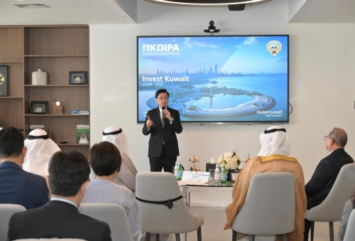 李家超今日（14日）在科威特与科威特直接投资促进局代表会面，了解当地在招商引资方面的策略和成果。