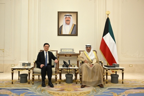 李家超（左）在科威特与科威特王储Sabah Al-Khaled Al-Hamad Al-Mubarak Al-Sabah（右）会面。 政府新闻处图片