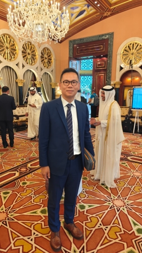 陈恒镔随团到访中东。