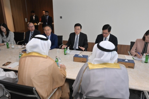 李家超（右三）今日（14日）在科威特与科威特直接投资促进局代表会面，了解当地在招商引资方面的策略和成果。 政府新闻处