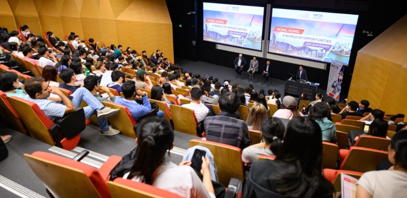 交流会中的参与者反应踊跃,每场都要超时才完成,学生们充满热诚,对来港发展深感兴趣。 交流会中的参与者反应踊跃,每场都要超时才完成,学生们充满热诚,对来港发展深感兴趣。