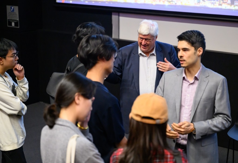 庄士敦(中)认为人才办联同合作伙伴提供全方位求职支持网络及职业配对平台,有助来港的海外学生更易找到合适工作。 庄士敦(中)认为人才办联同合作伙伴提供全方位求职支持网络及职业配对平台,有助来港的海外学生更易找到合适工作。