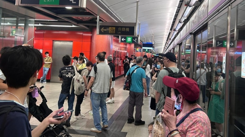 不少乘客滞留月台及票务大堂，以等候最新车务安排。 读者提供