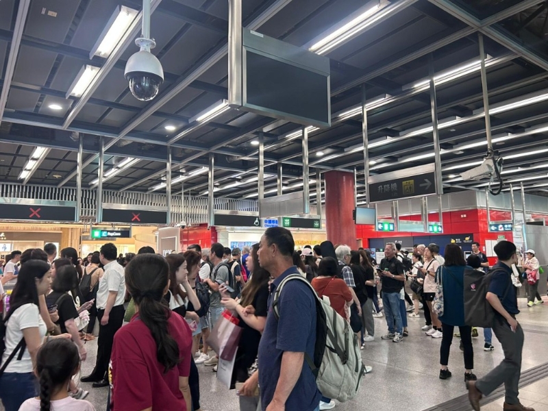 有乘客准备出闸改乘其他交通工具，并在票务处排队退票。 读者提供