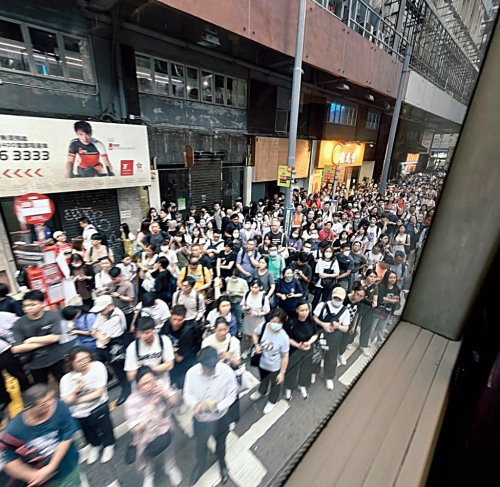 北角巴士站人头涌涌。 网图