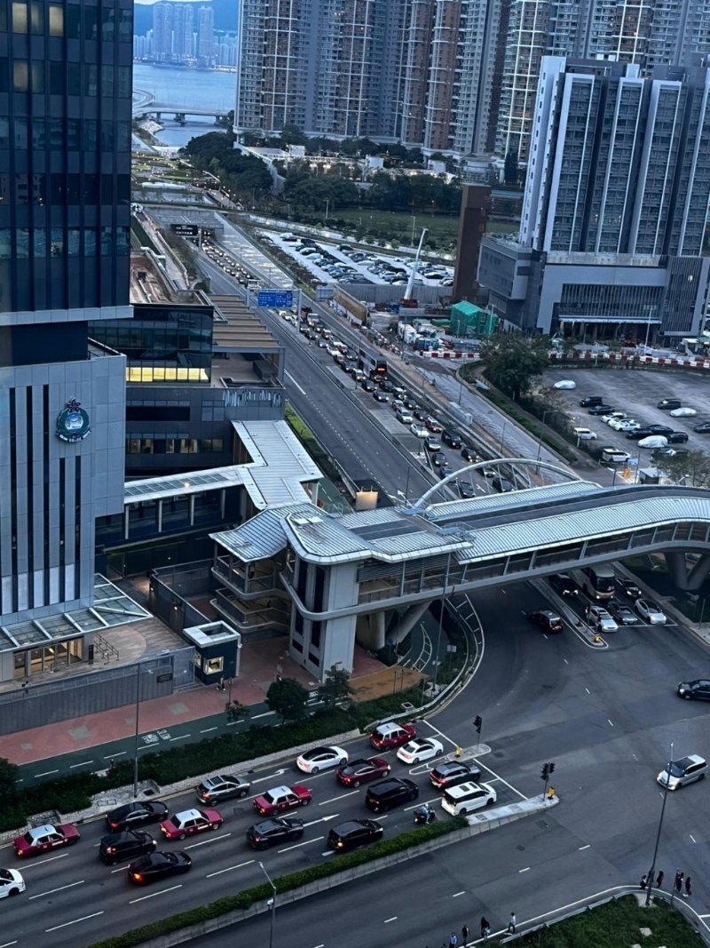 将蓝隧道向将军澳方向的车龙逼至将军澳市区。 读者提供