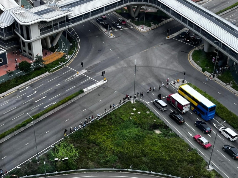 不少行人步行前往调景岭站，甚至冒险走上马路。 读者提供