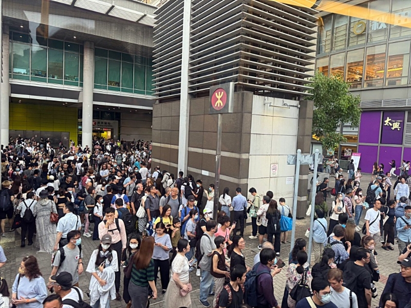 调景岭站一片人海。网图