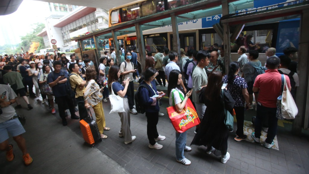 油塘站外巴士站大排长龙。