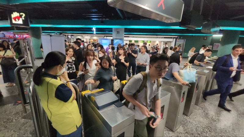 鲗鱼涌站内挤满乘客。