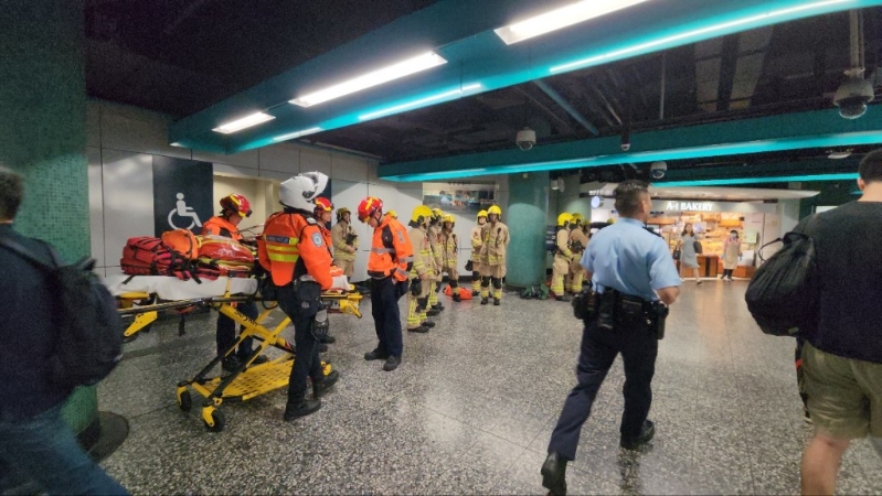 大批警员、消防员及港铁工程人员进入鲗鱼涌站。