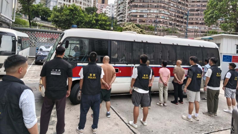 警方及入境处在红馆外打击黄牛党，拘捕6名内地男女。警方图片