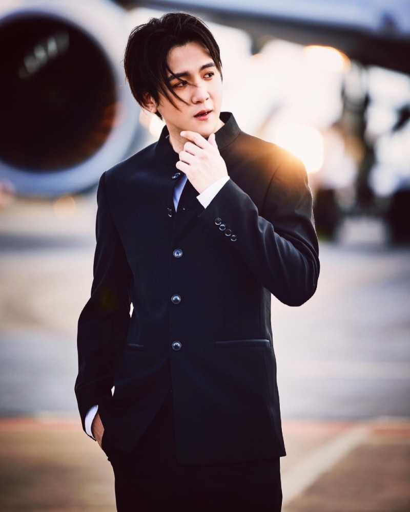 35岁男星方威捷（前艺名方伟杰）原籍中国上海，早年移居新加坡获得永久居留权。